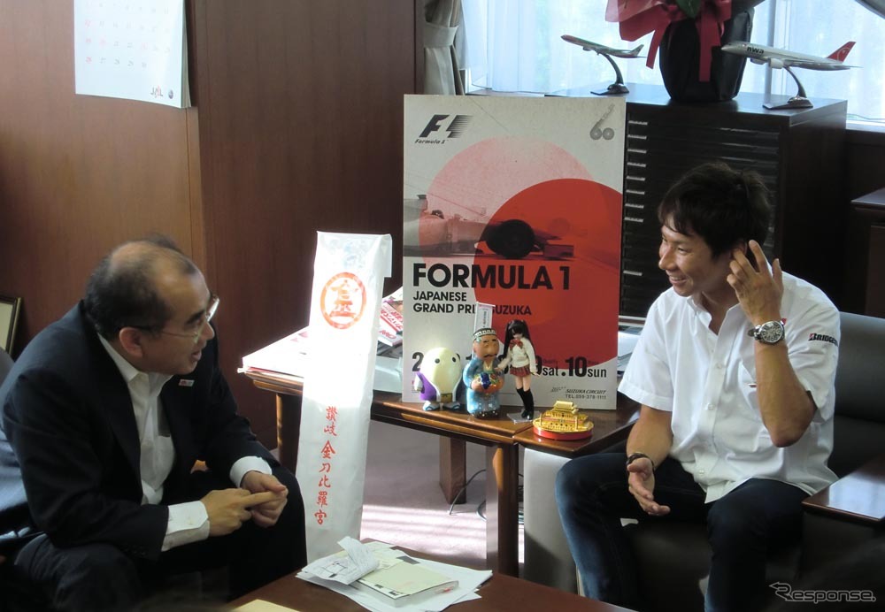 溝畑長官と対談中の小林可夢偉