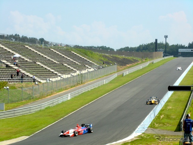 決勝日朝のフリー走行。この段階から、かなりの熱暑（90度コーナー）