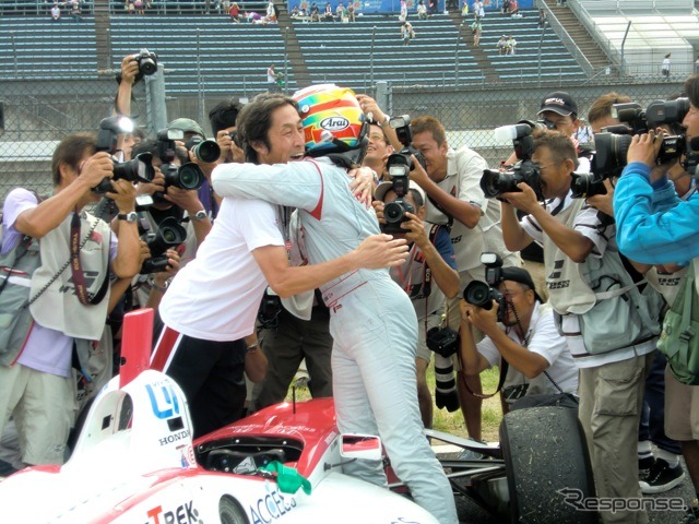 ゴール後、村岡潔チーム代表と抱き合う優勝のデュバル