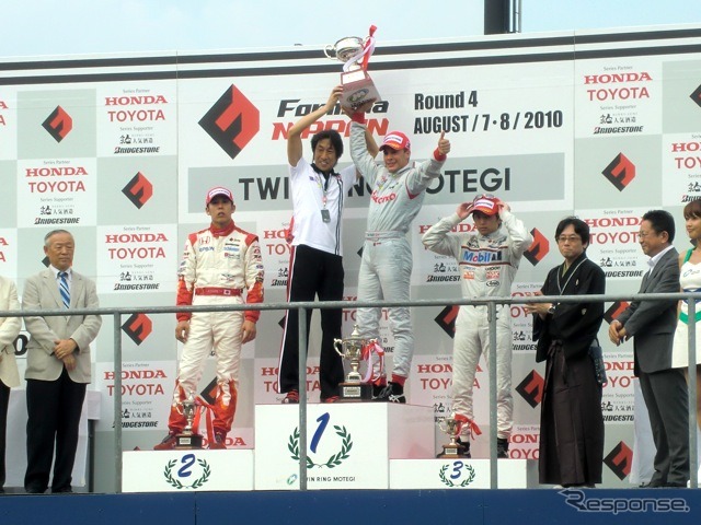 左から2位の小暮、優勝の村岡代表＆デュバル、3位の平手