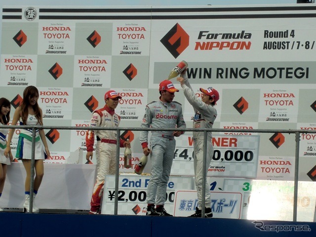 表彰式のスパークリング日本酒ファイト。平手（右）が優勝のデュバルを祝福