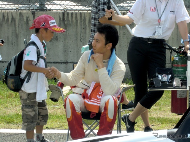 ポールポジションの小暮。スタート前に小さなファンと握手
