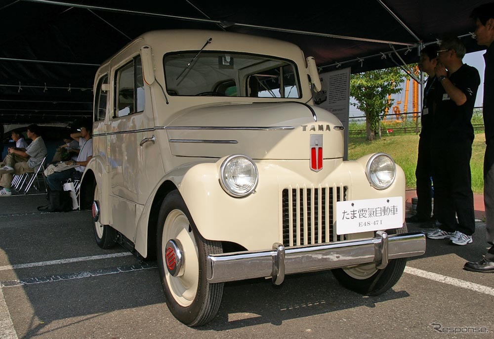 ナンバープレートにも書かれている型式「E4S-47I」は、「電気」「4ドアセダン」「1947年」「第一号車」の意味だそうだ