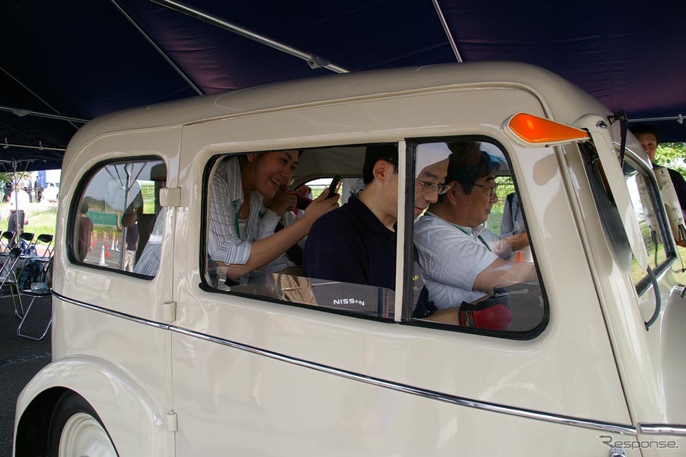 4人乗りとはいえ車内は非常に狭い