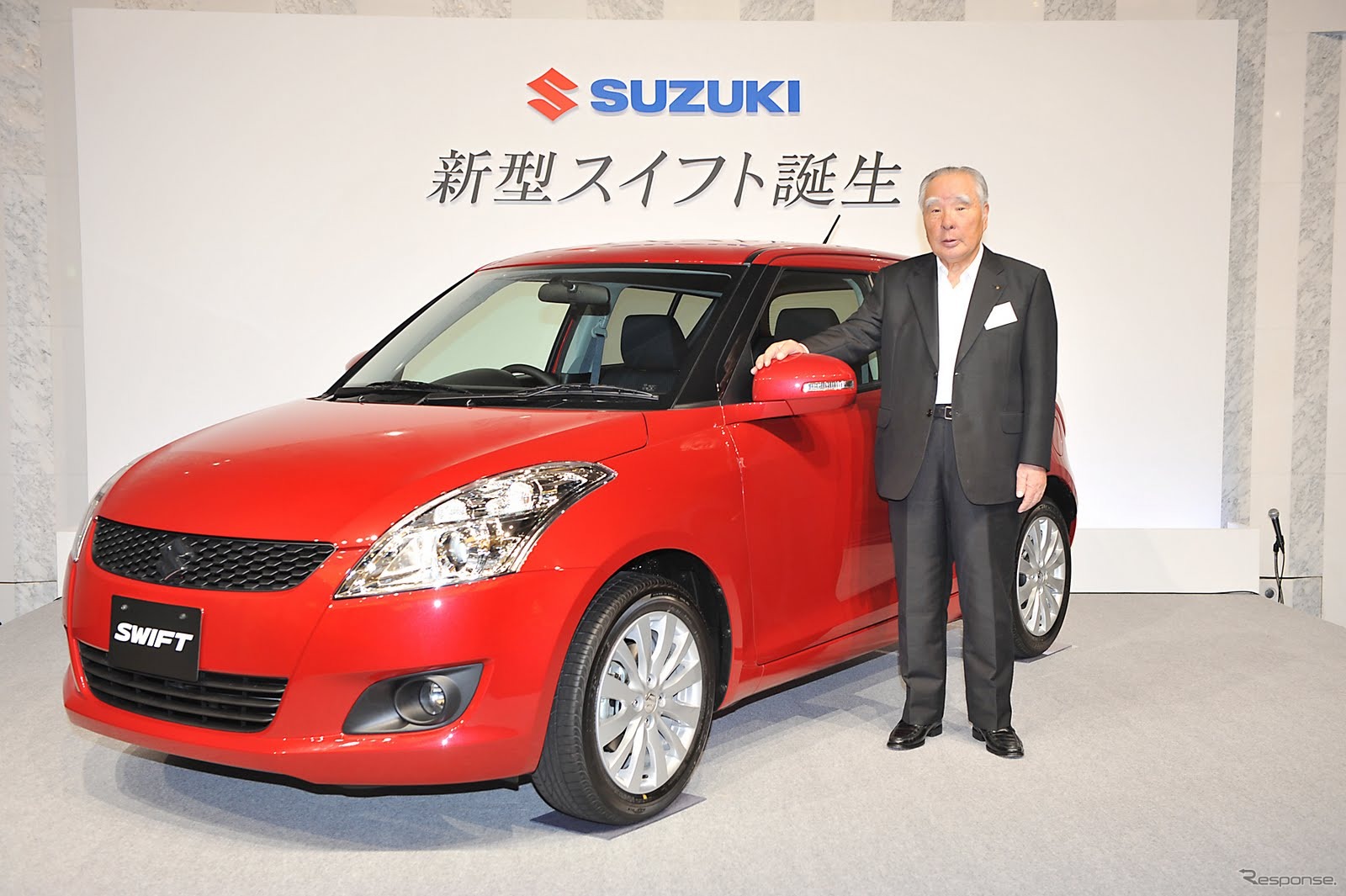 鈴木修会長と新型スイフト