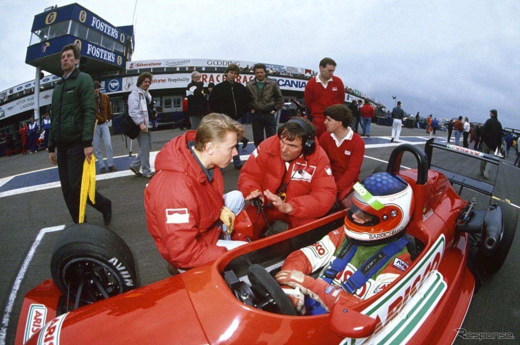 コクピット。1991年、イギリスF3、シルバーストーン。金髪の横顔はミカ・ハッキネン