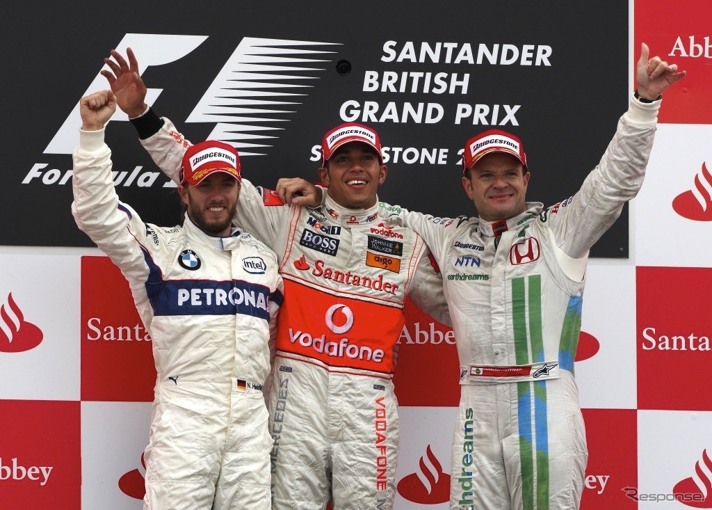 2008年、イギリスGP、シルバーストーン。1位：ルイス・ハミルトン、2位：ニック・ハイドフェルド、3位：バリチェロ