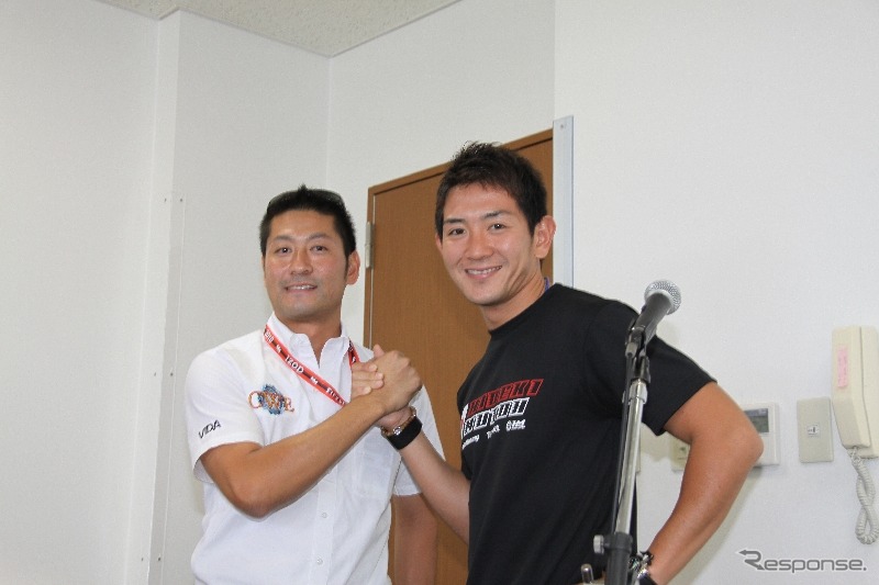 日本人選手どうしの握手。予定では佐藤琢磨選手もくるはずだったが