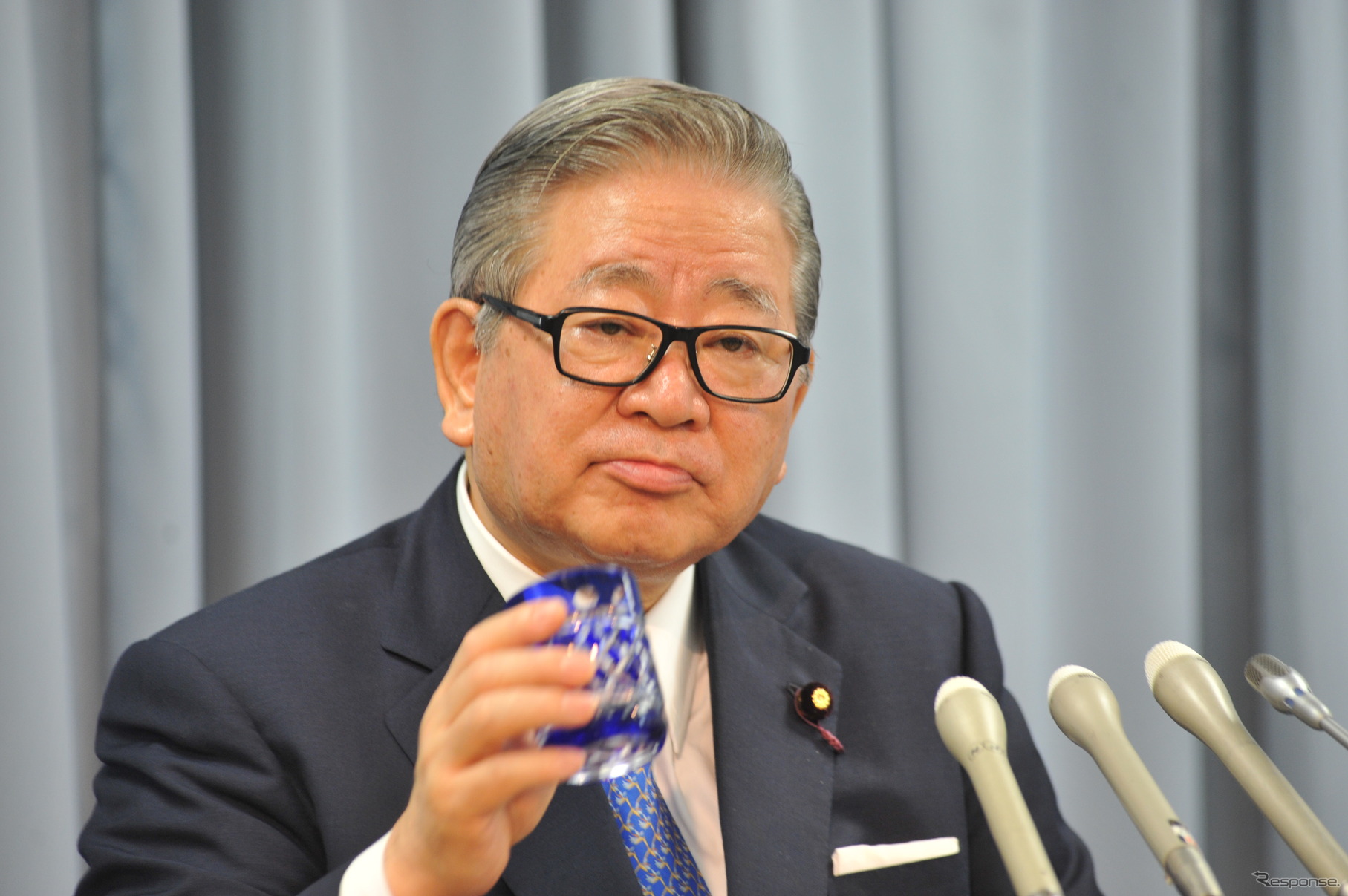 自見庄三郎金融・郵政担当相（21日・金融庁）　撮影＝中島みなみ