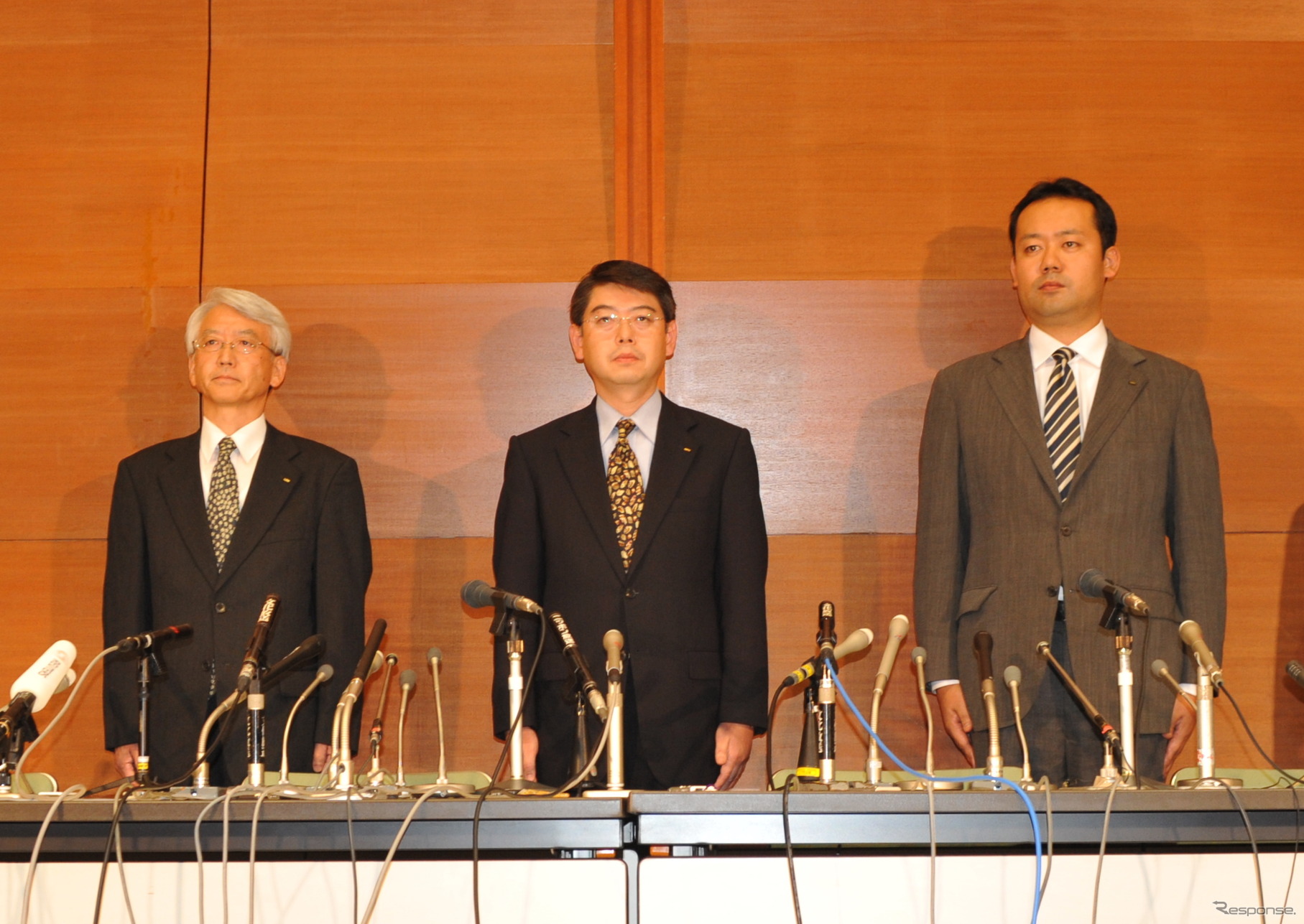 帰国報告会見に望んだフジタ社員。左から井口さん、佐々木さん、橋本さん（1日・同本社）　撮影＝石田信一郎