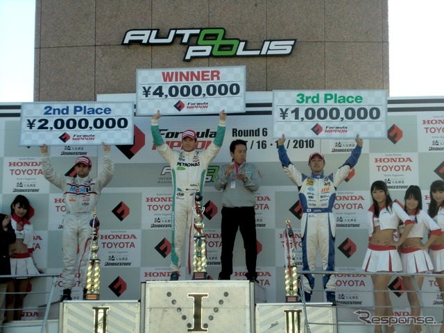 表彰台。向かって左から2位オリベイラ、優勝ロッテラー、優勝監督のトムス舘信秀氏、3位の石浦