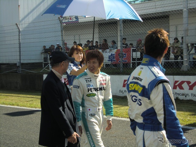 初ポールの大嶋には、スタートでまさかのアクシデントが待っていた。右手前はSUPER GTでのチームメイトである石浦