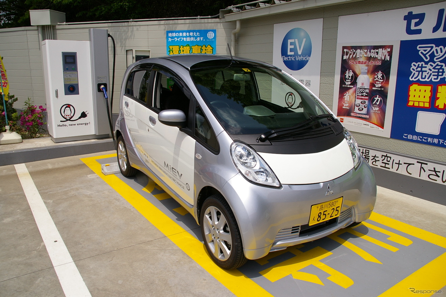ENEOSスタンドに設置されている充電スタンドと三菱i-MiEV