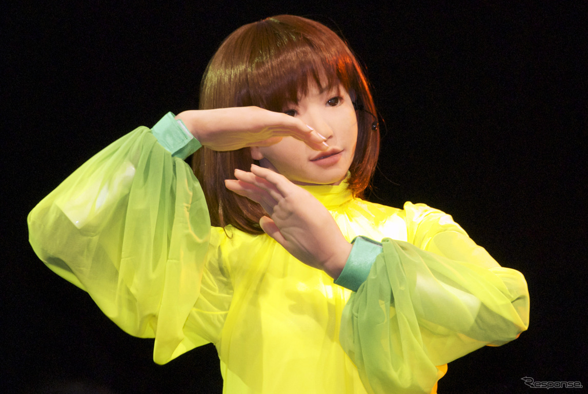 ダンスライブは、16日、17の2日間に5回、日本科学未来館1Fセンターステージで開催されました