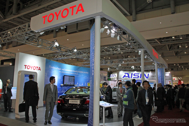 日本のメーカーが数多く参加する一角にやや大きめのブースを構えたトヨタ