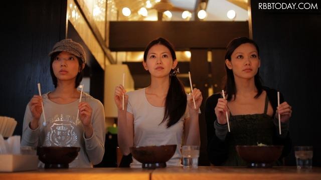 美女たちが旅先でくり広げる“女子会”の様子を40パターン以上 「旅割REVIEW」第4弾