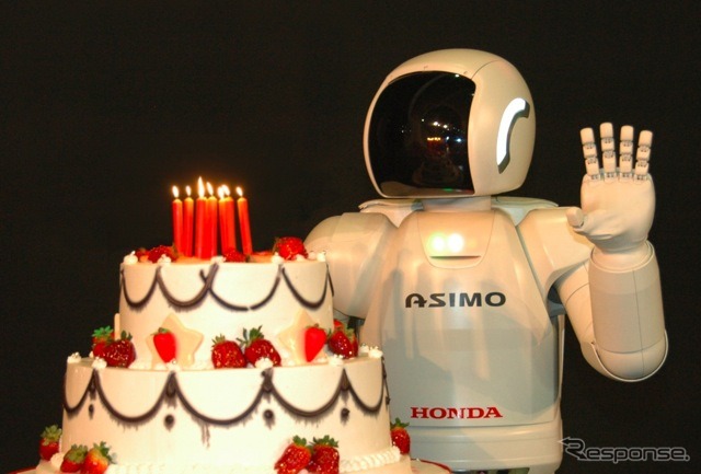 10歳の誕生日を迎えたASIMO