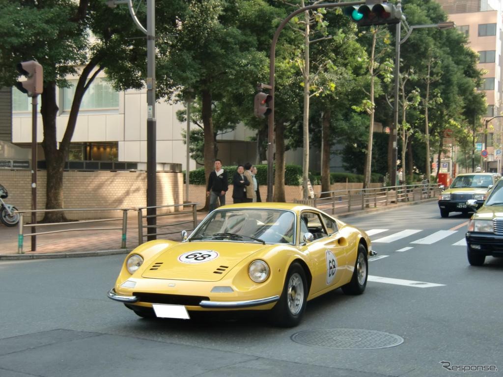 赤坂の街中を行くディーノ246GTB