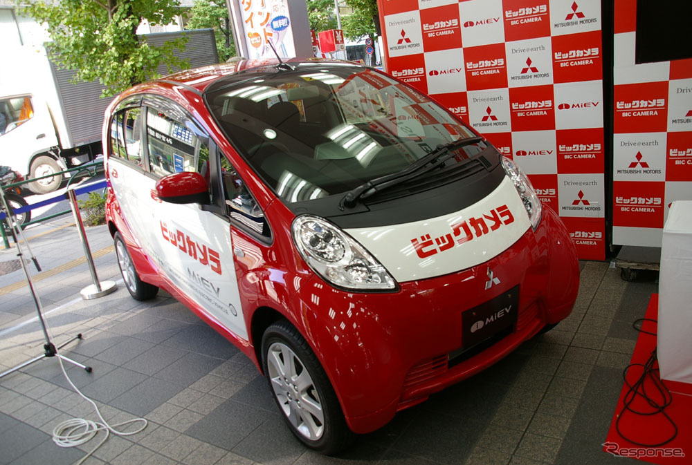 店頭に展示される三菱i-MiEV