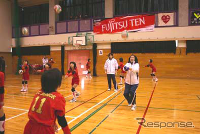 富士通テン女子バレーボール部が中津川市で初のバレーボール教室を開催