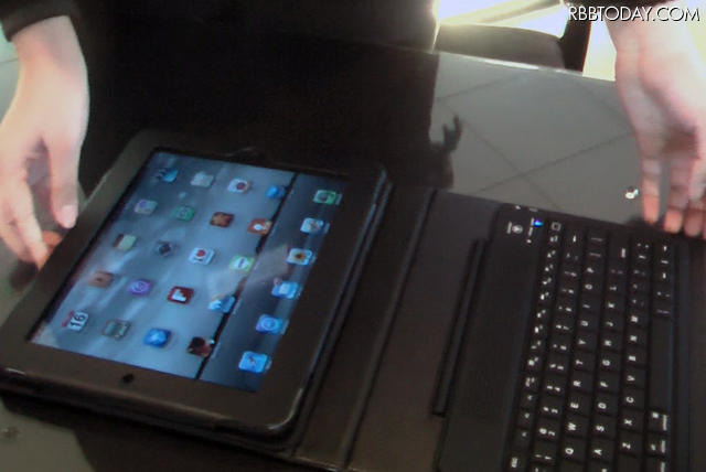 「iPad case with Keyboard」。このままiPadをたてれば、まるでノートPCのような感じに 「iPad case with Keyboard」。このままiPadをたてれば、まるでノートPCのような感じに