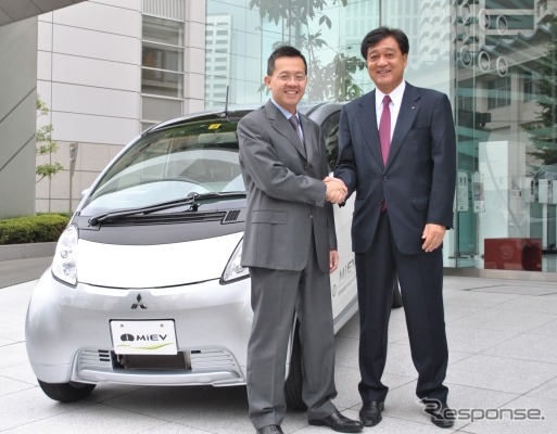 写真左から、シンガポール経済開発庁のレオ・イップ長官・三菱自動車の益子修社長