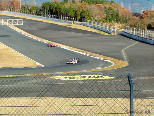 中嶋一貴、ダンロップコーナーでのテスト風景。後方、KCMGチームのマシンに乗るのはアレキサンドレ・インペラトーリ（今季は全日本F3に参戦していた）。彼のほかにも、下位カテゴリーの若手が数名テストに参加しており、チャンスを狙っている