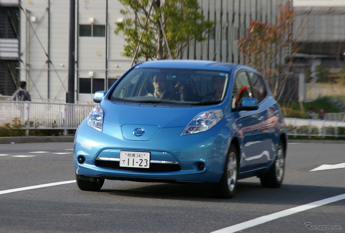 初の公道試乗をおこなった日産リーフ