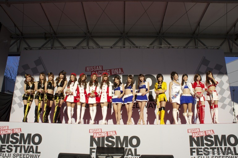 NISMOフェスティバルに、日産チームのレースクイーンが集合した。