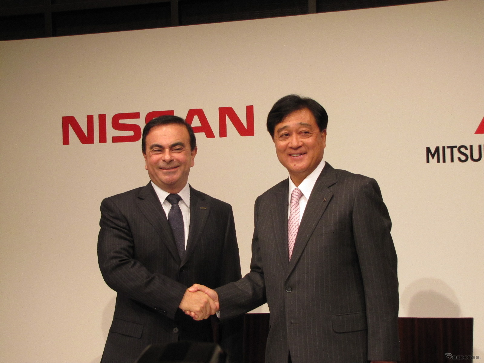 日産自動車カルロス・ゴーン社長と三菱自動車益子修社長