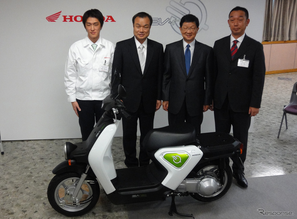 電動バイク EV-neo と伊東孝紳社長（左から2番目）