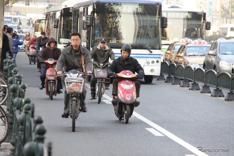 中国では、バイク・自転車用の走行帯が設けられていることが多い。バス停があるので、バスは入ってこれる