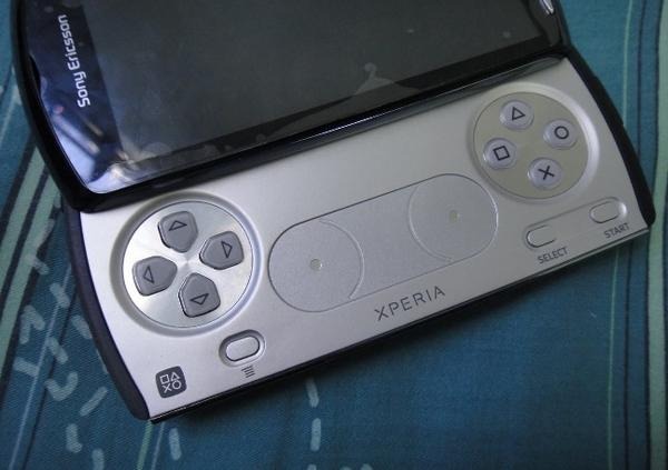 『PlayStation Phone』の新たな本体写真がリーク、Xperiaのロゴも確認 『PlayStation Phone』の新たな本体写真がリーク、Xperiaのロゴも確認