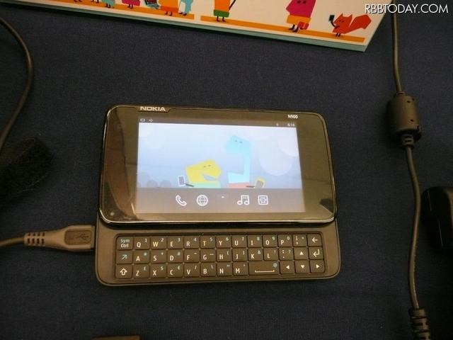 ノキアの最新スマートフォン・N900にMeeGoを実装した事例。パフォーマンスが今後の課題だという ノキアの最新スマートフォン・N900にMeeGoを実装した事例。パフォーマンスが今後の課題だという