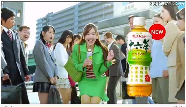 新垣結衣が“さわやかツッパリ”に……横浜銀蝿のヒット曲歌うCM公開 出勤篇、出社篇のどちらのバージョンでもツイストを披露している