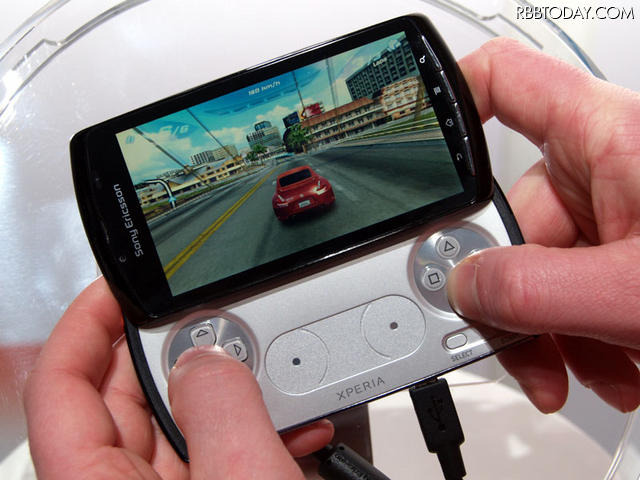 スライド部を開くと、PSP goにも似たゲーム用コントローラーが登場 スライド部を開くと、PSP goにも似たゲーム用コントローラーが登場