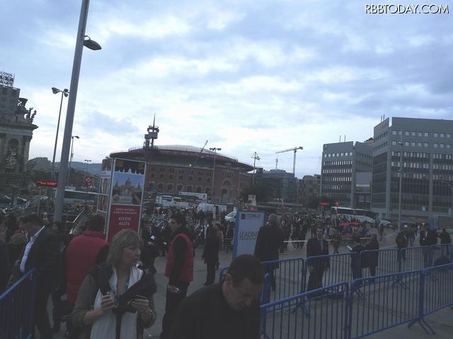 会場前には参加者や報道陣が列を作った 会場前には参加者や報道陣が列を作った