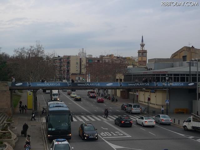 会場内の橋にもサムスンの広告が設置 会場内の橋にもサムスンの広告が設置