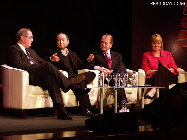 各社CEOとのパネルディスカッション。左からIntelのPaul Otellini氏、孫正義氏、CiscoのJohn Chambers氏、Yahoo!のCarol Bartz氏 各社CEOとのパネルディスカッション。左からIntelのPaul Otellini氏、孫正義氏、CiscoのJohn Chambers氏、Yahoo!のCarol Bartz氏