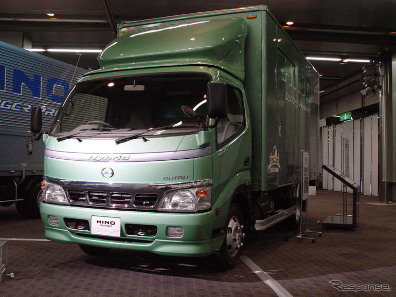 日野、東京トラックショーで4つ星車をフルラインアップ