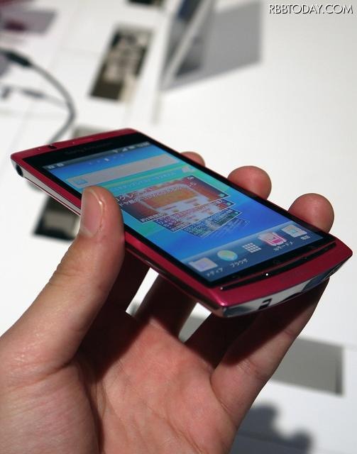 Xperia arc SO-01C「Sakura Pink」。女性ユーザーの取り込みを狙う。 Xperia arc SO-01C「Sakura Pink」。女性ユーザーの取り込みを狙う。