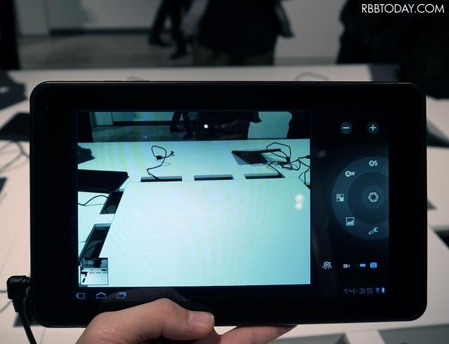 約200万画素のカメラを搭載。8.9インチディスプレイでの写真撮影は新鮮な操作ではあるものの、画素数が低いため大画面で表示すると画質は厳しい 約200万画素のカメラを搭載。8.9インチディスプレイでの写真撮影は新鮮な操作ではあるものの、画素数が低いため大画面で表示すると画質は厳しい