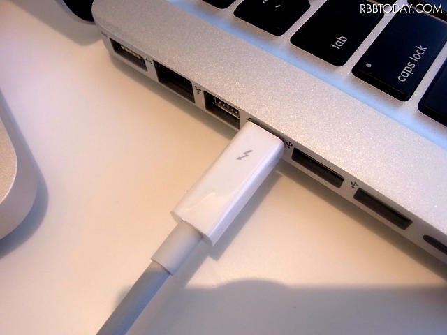 「Thunderbolt」ケーブル装着イメージ 「Thunderbolt」ケーブル装着イメージ