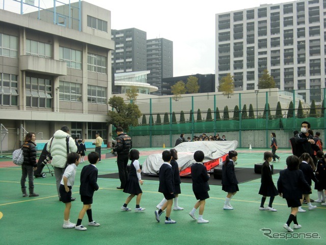 「これ、ナニ？」と興味津々の児童たち