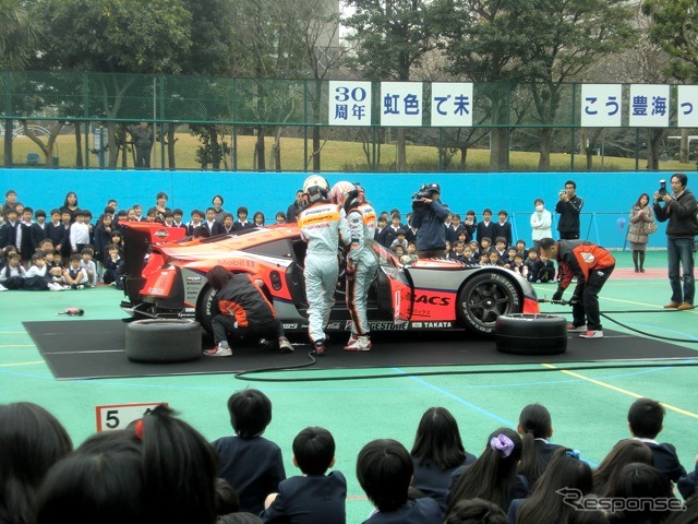 校庭でタイヤ交換＆ドライバー交代を実演