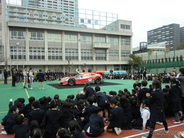 都心の小学校らしく（？）校庭は全天候型