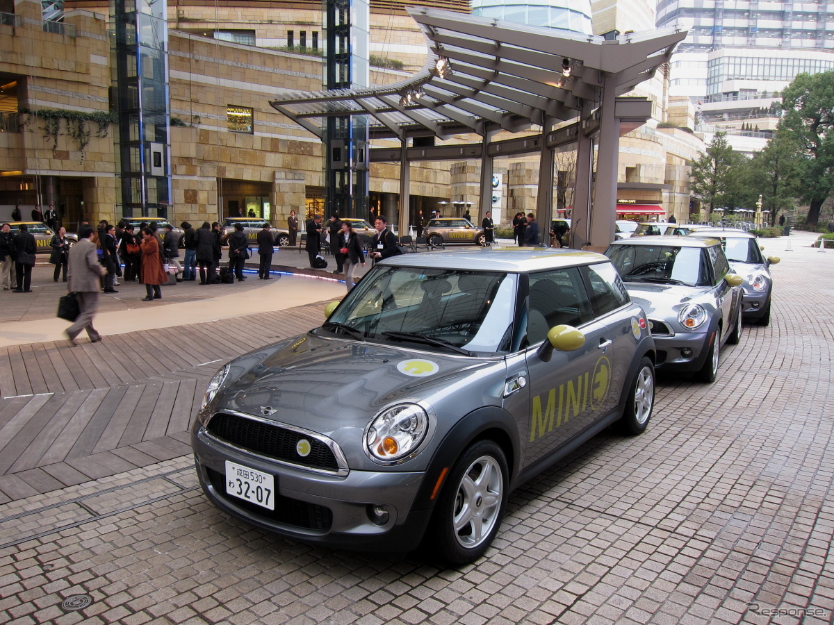 六本木ヒルズアリーナに並んだMINI E
