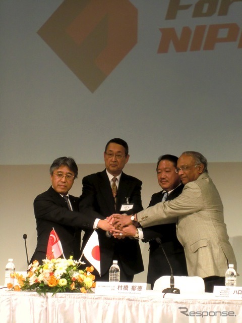 2012年シンガポール大会開催が発表された。大会の実現と成功を目指し、4氏が手を重ねる
