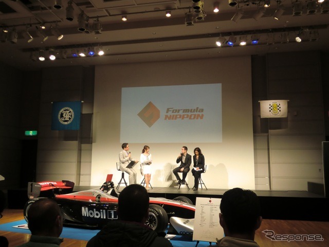 ４部構成のドライバートークショー。前年チャンピオンのオリベイラだけは単独出演だ。左から司会のレースアナウンサー・ピエール北川氏、同じくフジテレビの宮瀬茉祐子アナウンサー、オルベイラ、通訳の女史