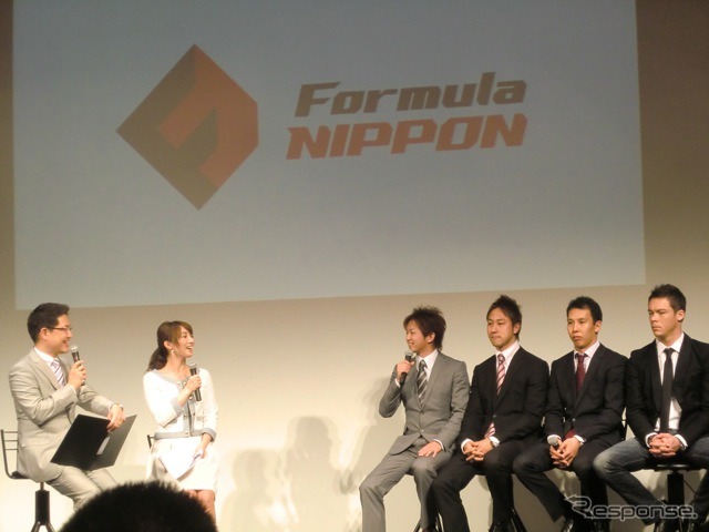 打倒オリベイラを目指す4人のトークショー。右側、左から平手晃平、石浦宏明、小暮卓史、ロッテラー。特に参戦9年目の小暮とロッテラーは、そろそろ初王座が欲しい